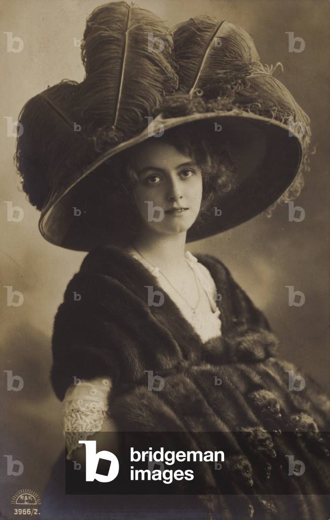 Woman wearing a large hat (b/w photo)