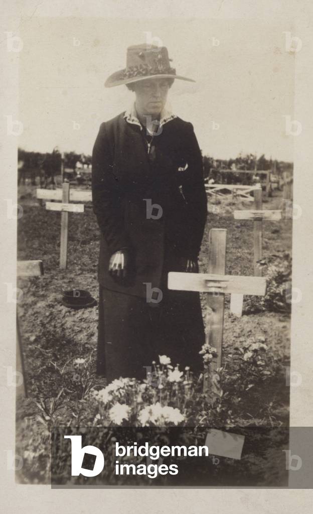 Woman visiting the grave of a soldier killed in the First World War (b/w photo)
