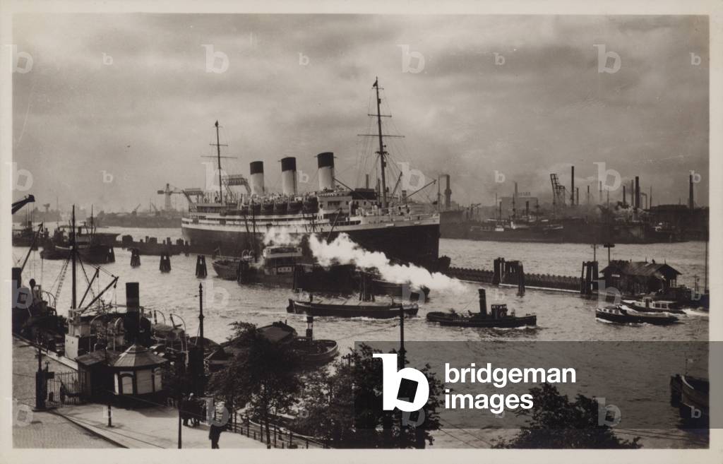 Postcard depicting a steam liner in the Port of Hamburg (b/w photo)