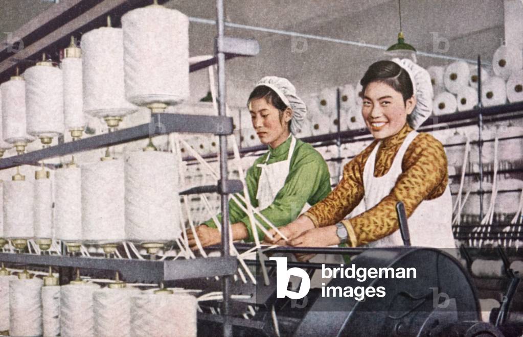 Smiling textile workers spinning cotton in a factory in communist China, 1953 (photo)