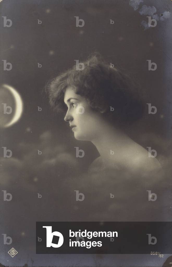 Portrait of a woman (b/w photo)