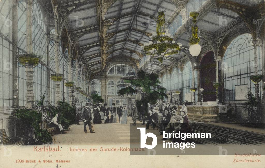 Postcard depicting the interior of the Sprudel-Kolonnade (photo)