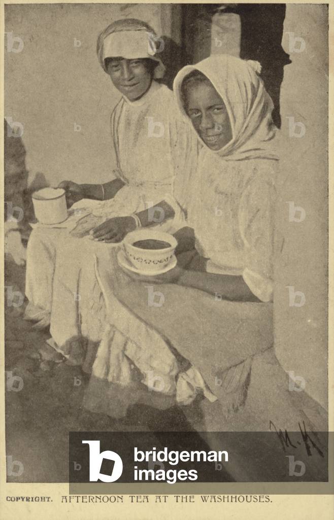 Postcard depicting women taking afternoon tea at the washhouse (b/w photo)