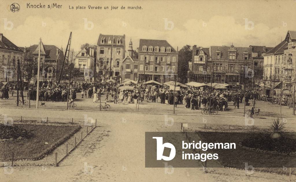Postcard depicting market day in the Place de Verwee (b/w photo)