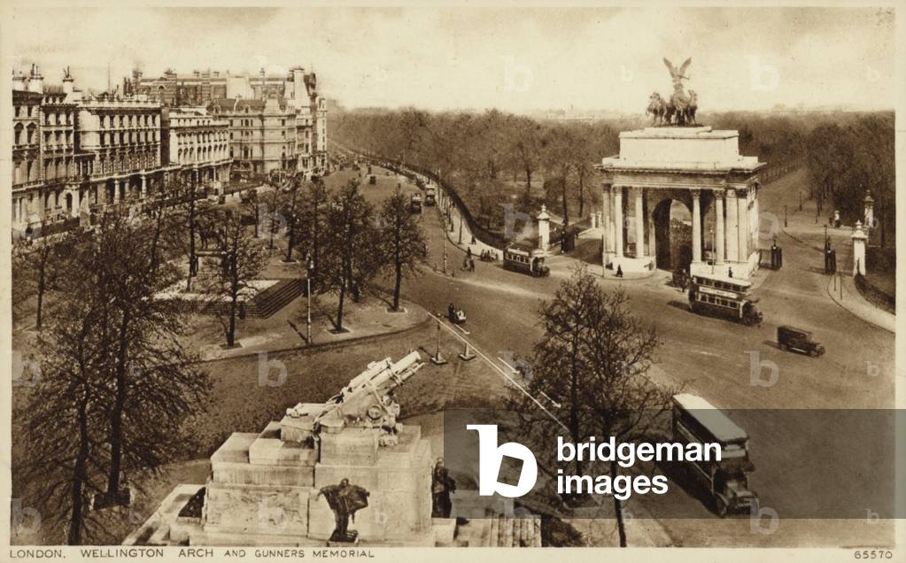 London, Wellington Arch and Gunners Memorial (b/w photo)