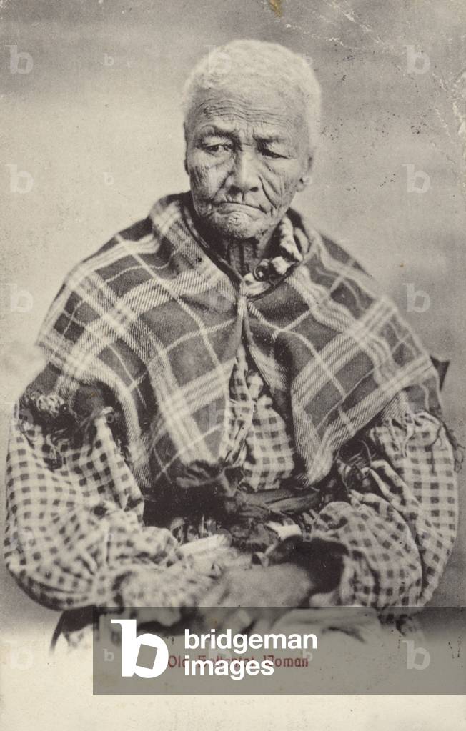 Postcard depicting an old Hottentot woman (b/w photo)