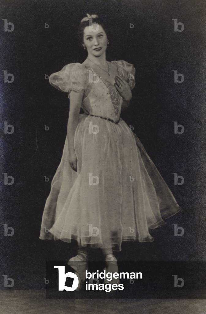 Soviet ballerina Olga Lepeshinskaya playing the part of Cinderella in Sergei Prokofiev's ballet of the same name, 1946 (b/w photo)