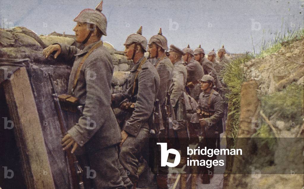 German soldiers awaiting the enemy in a trench, World War I, 1914-1916 (photo)