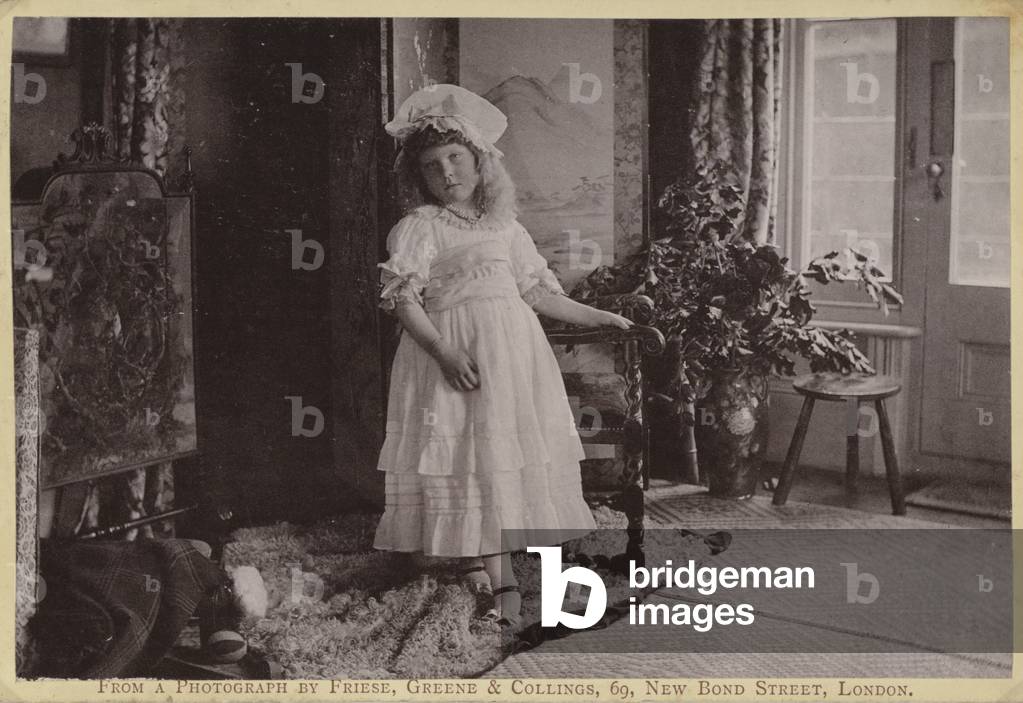 Photograph of a young girl (b/w photo)