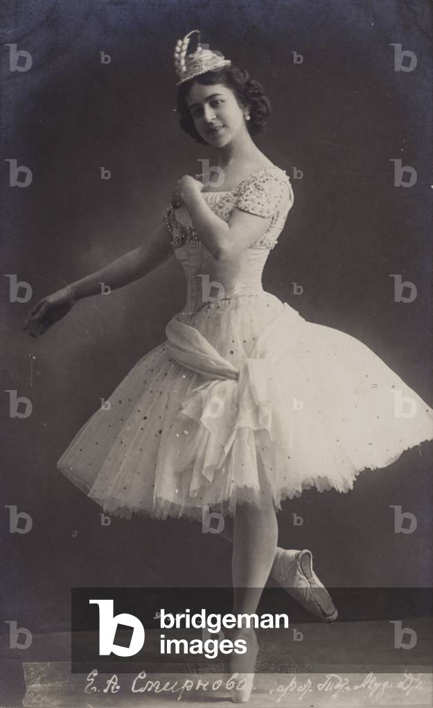 Ballet dancer (b/w photo)