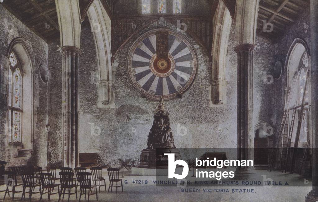 Winchester, King Arthurs Round Table, Queen Victoria Statue (photo)