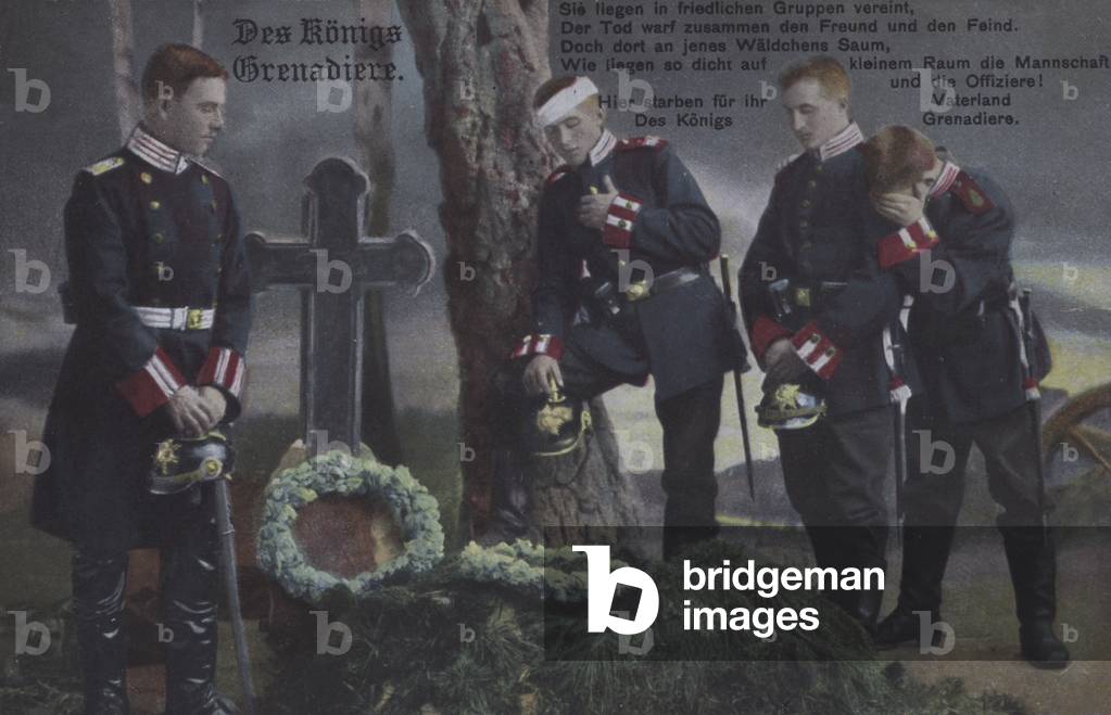 The King's Grenadiers: German soldiers mourning one of their comrades at his graveside (coloured photo)
