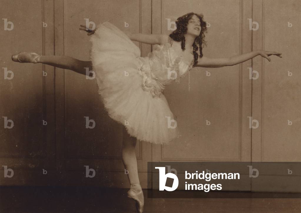 Ballet dancer (b/w photo)