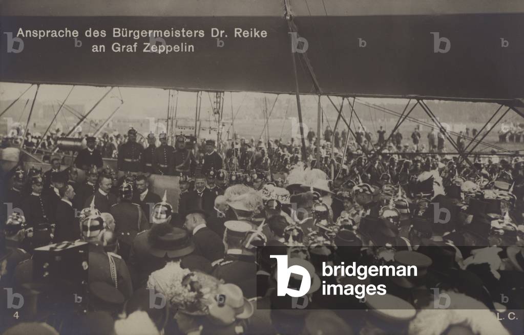 Speech by Mayor Dr Reike to German airship constructor Graf Ferdinand von Zeppelin (b/w photo)