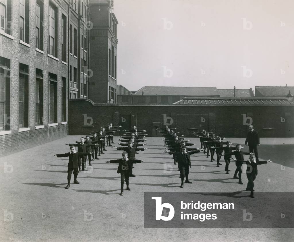 Children in the schoolyard (photo)