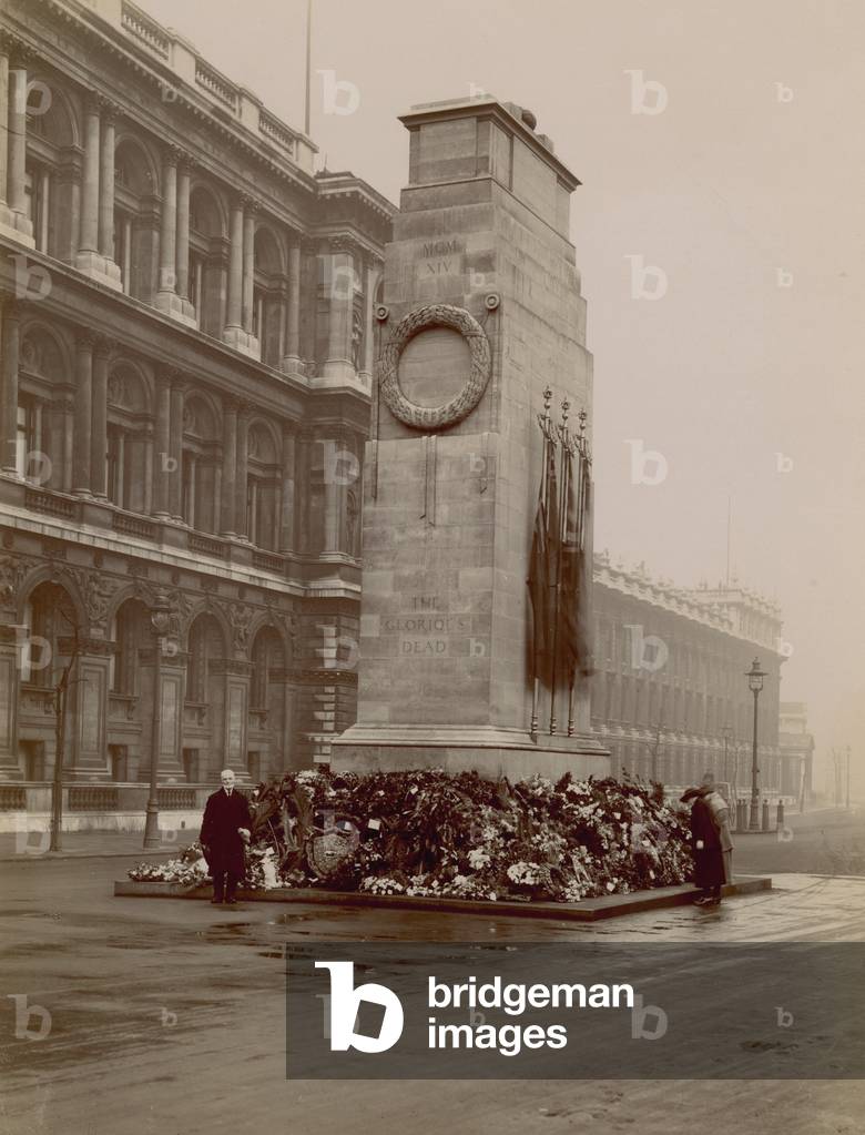 General view of the Cenotaph in Whitehall (photo)