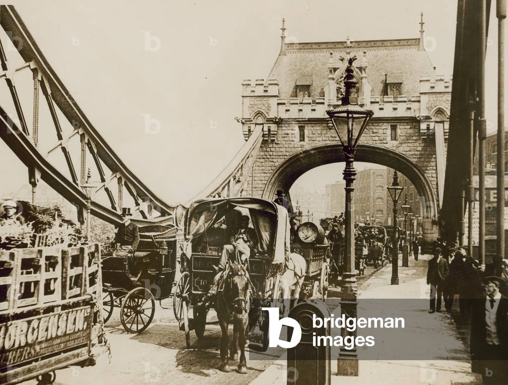 Traffic passing over Tower Bridge (photo)