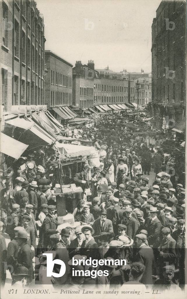 Petticoat Lane on Sunday morning (photo)