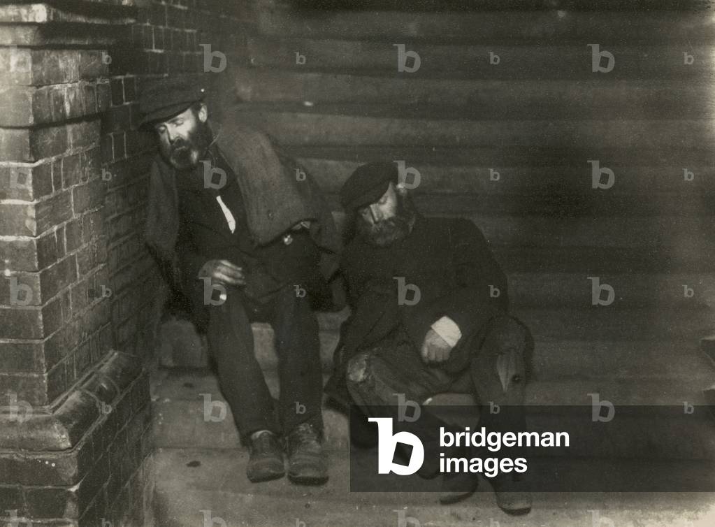 Two dossers sleeping on steps (photo)