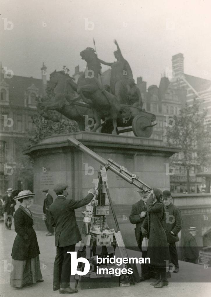 A man selling views through a telescope (photo)