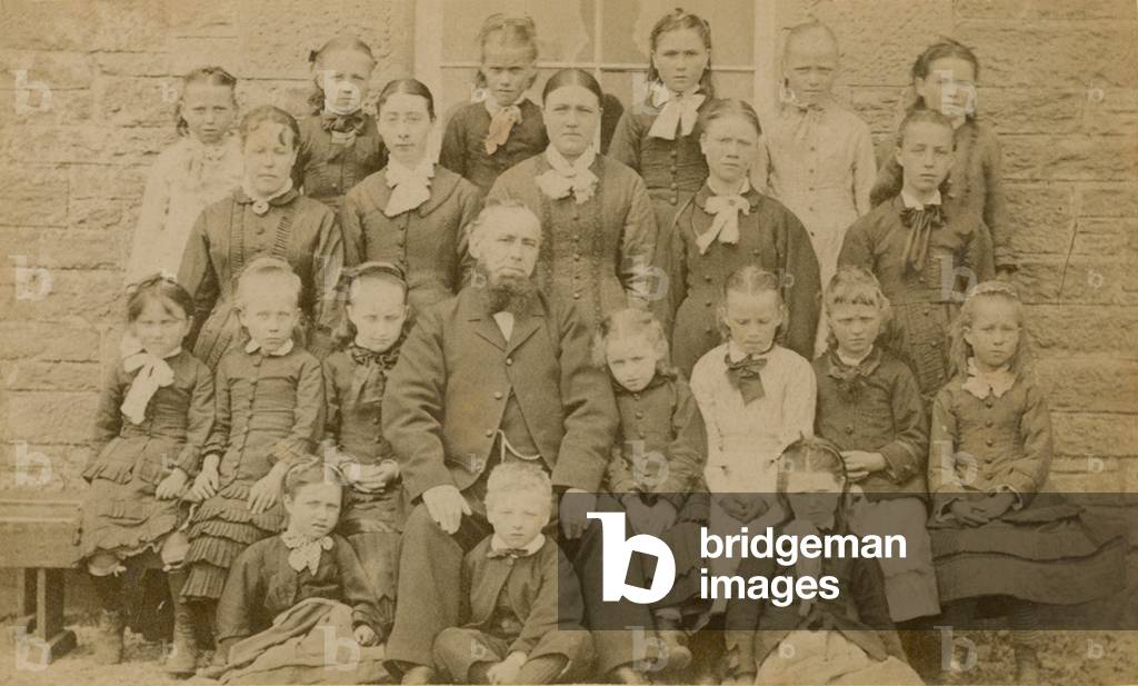 Teacher posing for a portrait with his pupils (photo)