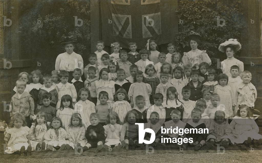 Pupils sitting in a group as they pose for a portrait (photo)