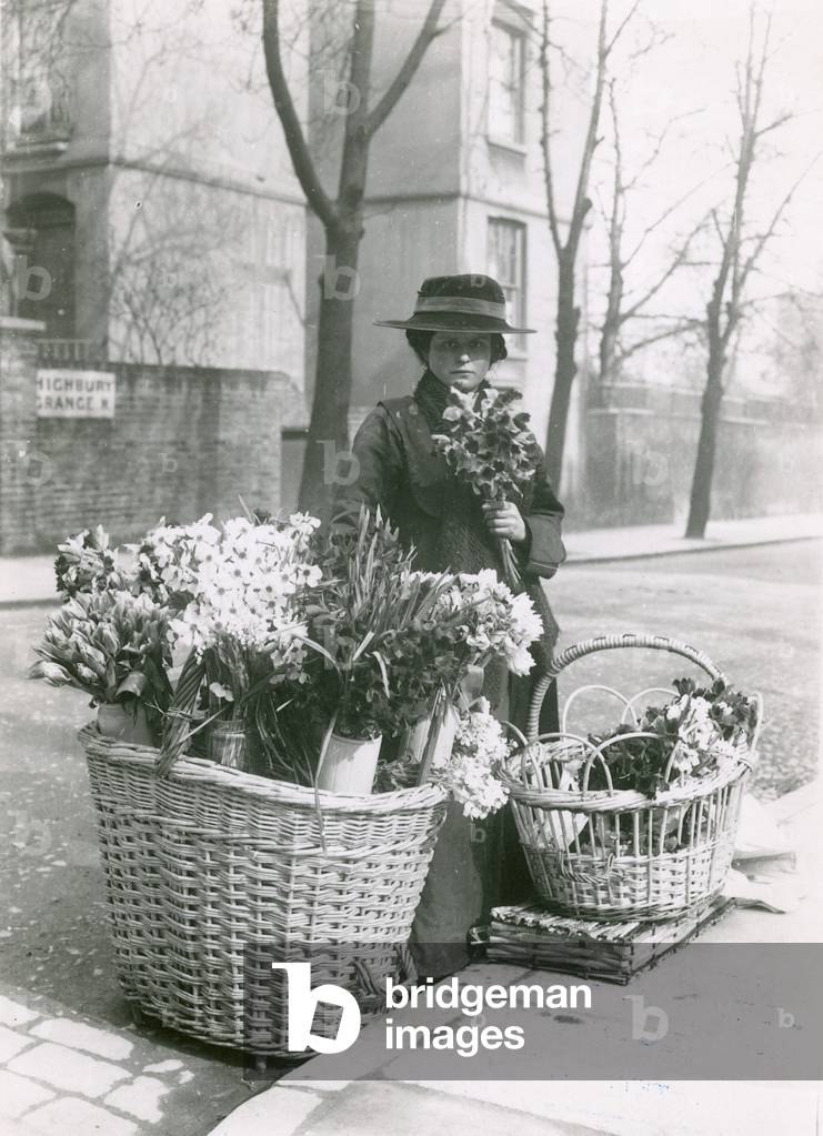A woman flower seller (photo)