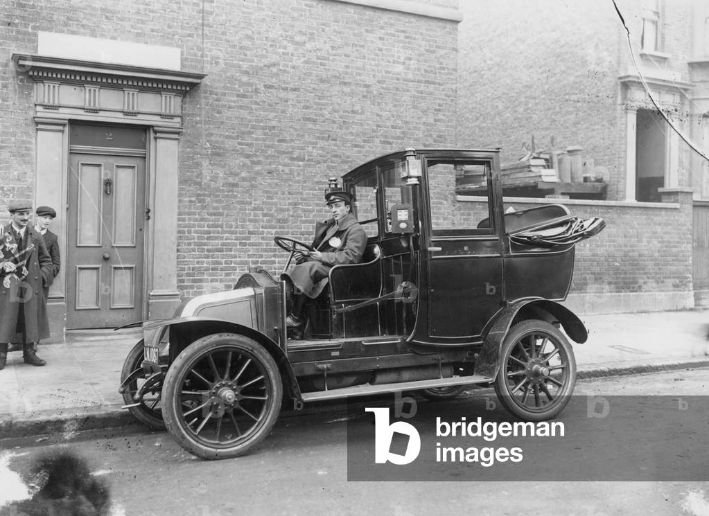 A driver sitting at the wheel of his motor car (photo)