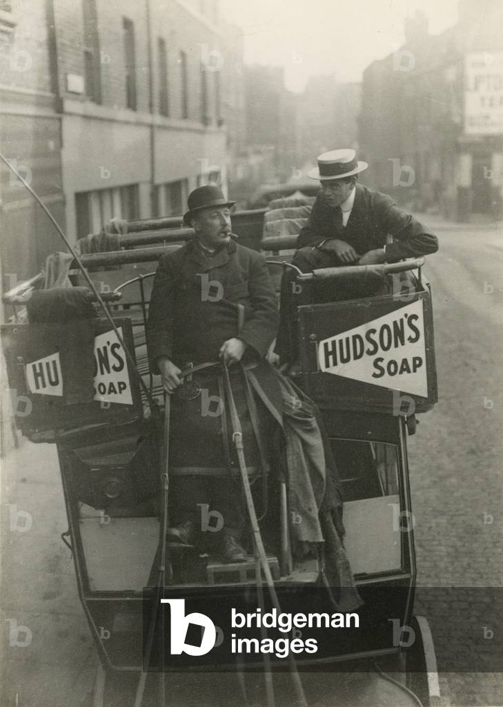 Omnibus and driver (photo)