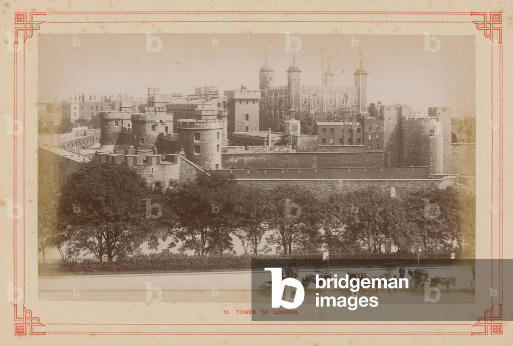 Postcard with an image of the Tower of London (photo)