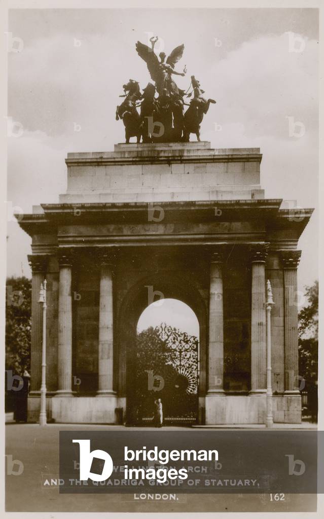 Wellington Arch and the Quadriga Group of Statuary (photo)
