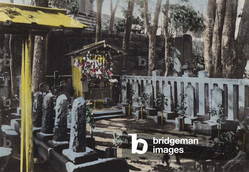 Japan, c.1912: Tomb of 47 Rohnin at Sangakuji, Tokyo (photo)