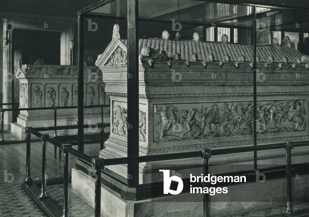 Turkey: Iskenderin lahdi, Arka planda agliyan kadinlarin lahdi, Arkeoloji muzesi, Istanbul, Sarcophagus of Alexander the Great, In the background the Sarcophagus of the Weeping Women, Archaeological Museum, Istanbul (b/w photo)
