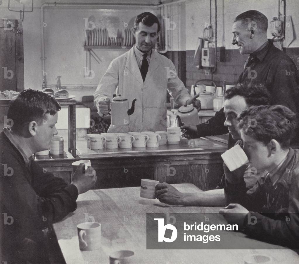 Tea for the workers, WW2 (b/w photo)