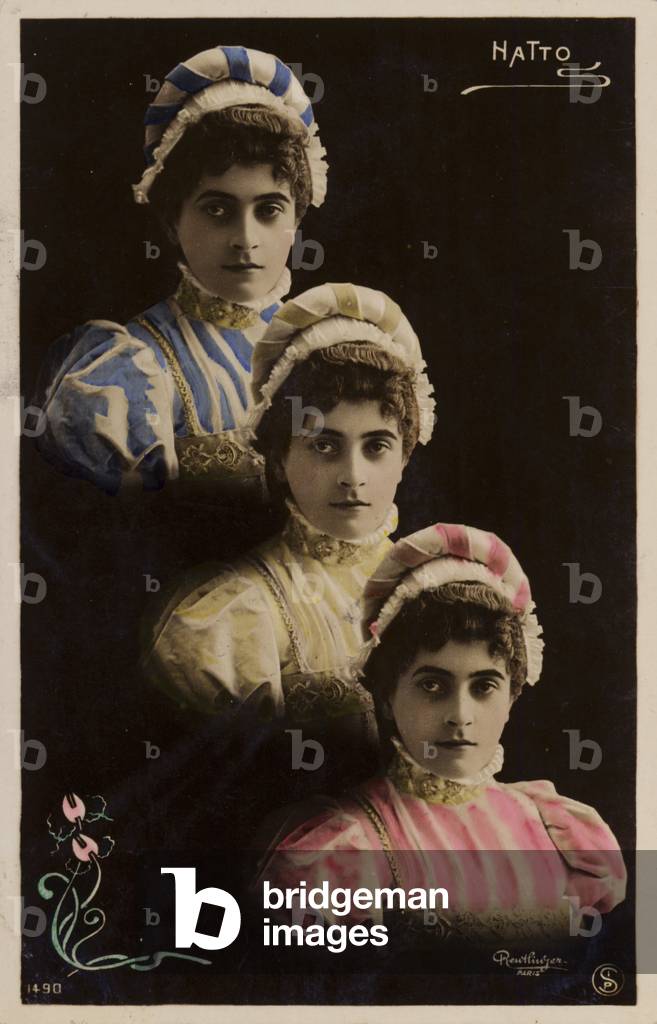 Three identical female heads (photo)