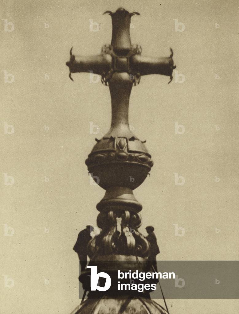 Steeplejacks defy vertigo on the summit of St Paul's Cathedral (b/w photo)
