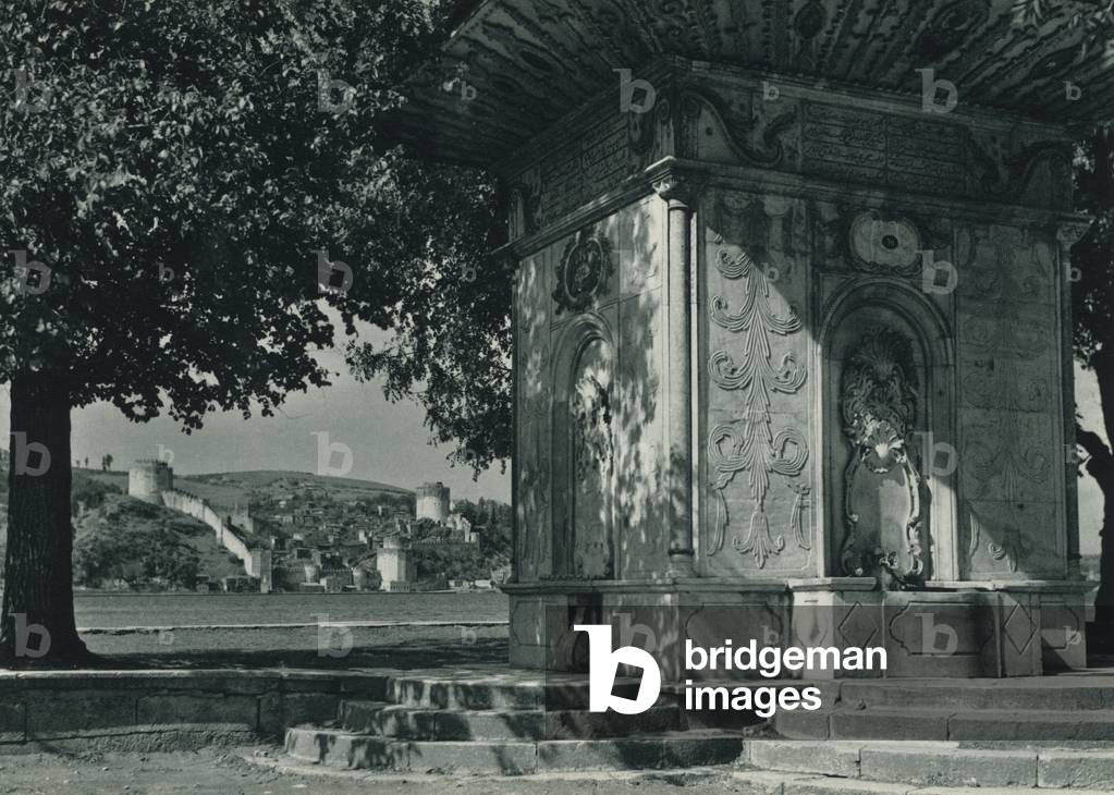 Istanbul: Rumelihisar kaleleri ve bir eski cesme, An old fountain and the Rumelihisar Towers on the Bosphorus (b/w photo)