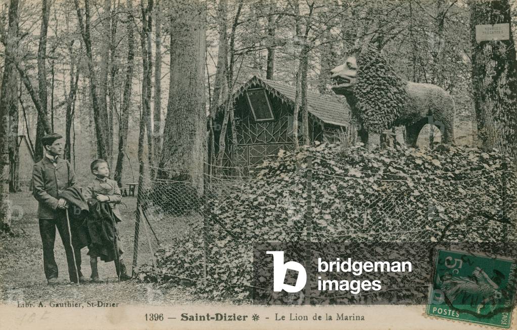 Father and son looking at lion sculpture in Saint Dizier. Postcard sent in 1913. Published by the Library of A Gauthier.