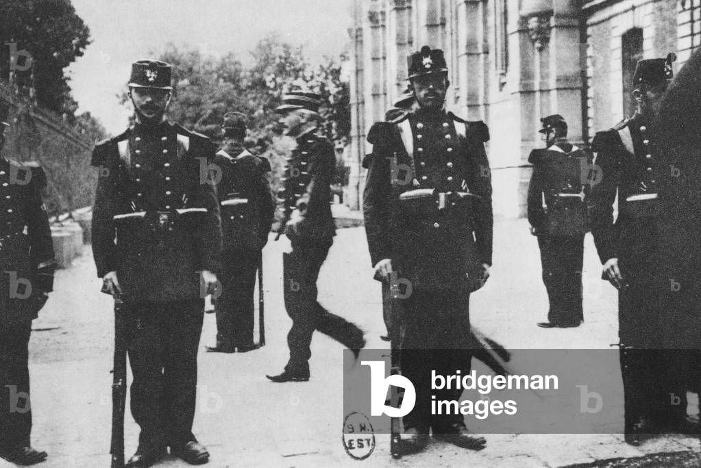 Albert Dreyfus passing between guard of dishonour, August-September 1899 (b/w photo)