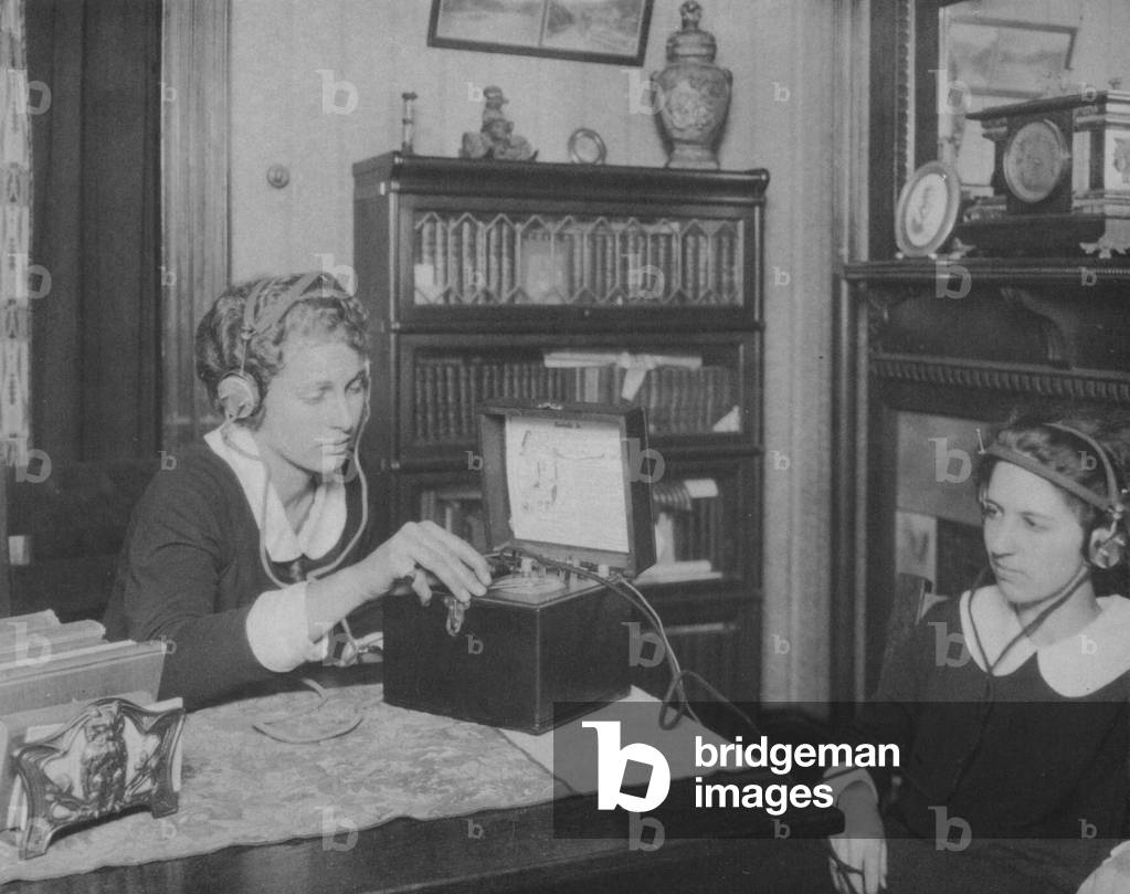 American women listening to the wireless, 1921 (b/w photo)