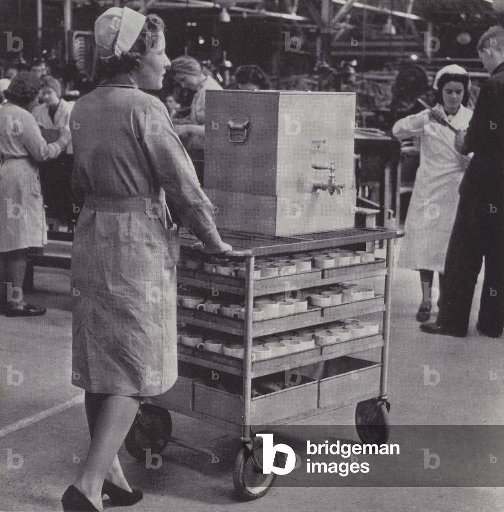 Tea for the workers, WW2 (b/w photo)