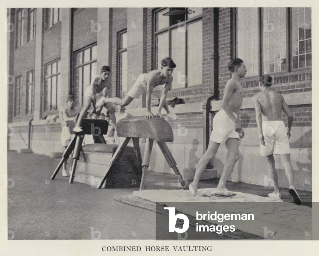 Vaulting: Combined horse vaulting (b/w photo)
