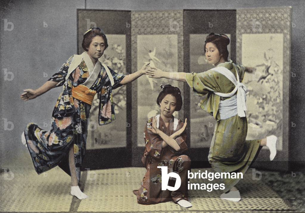 Danse En Famille Au Japon (colour photo)