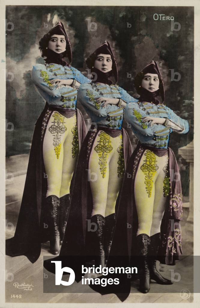 Three identical women (photo)