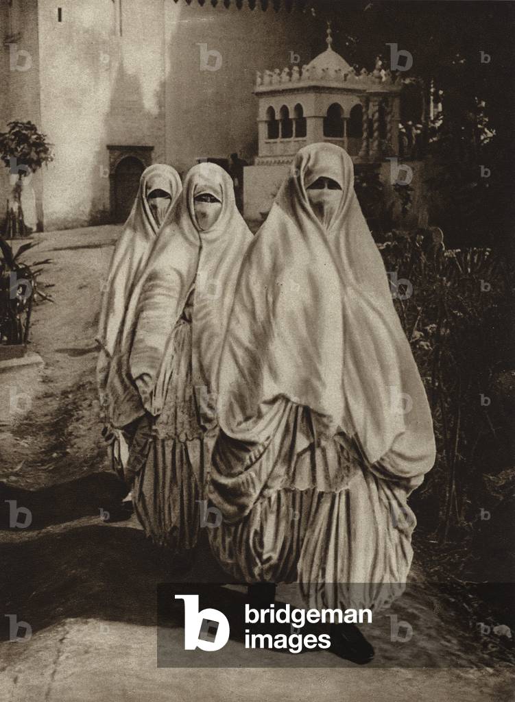 Algiers, Women at walk (b/w photo)