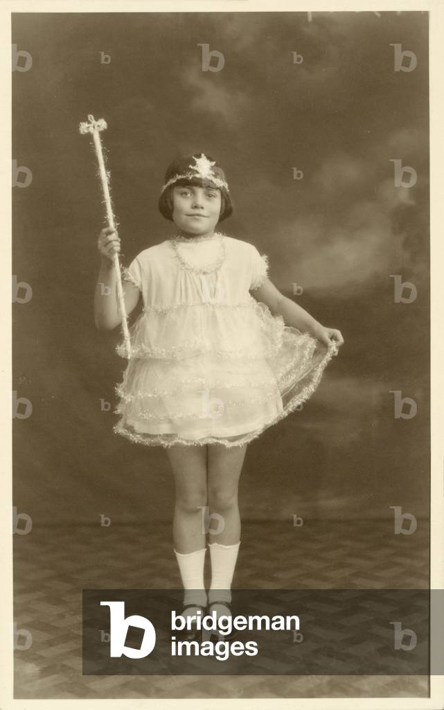 Little girl dressed as a fairy (photo)