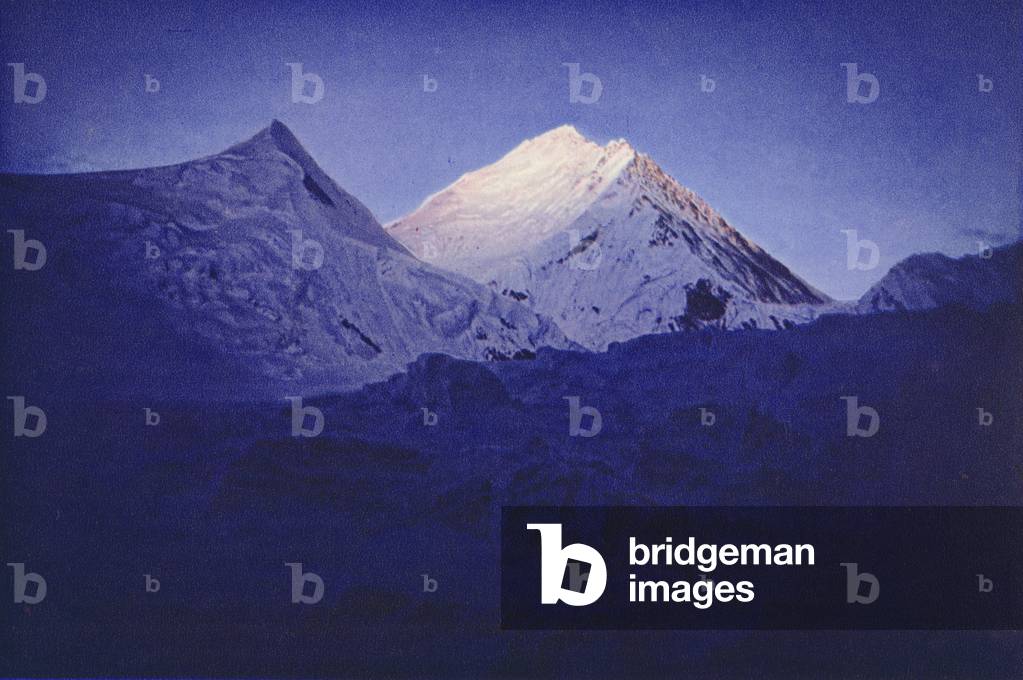 Mount Everest at Sunrise from the Kharta Glacier (photo)