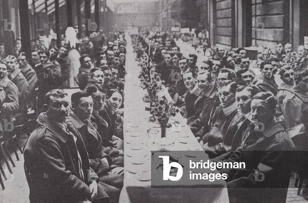 Wounded British soldiers visiting Buckingham Palace for a tea party during the First World War (b/w photo)