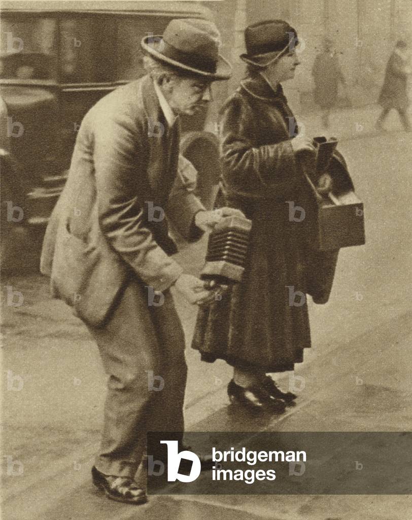 Street musicians on Holborn at Christmas (b/w photo)