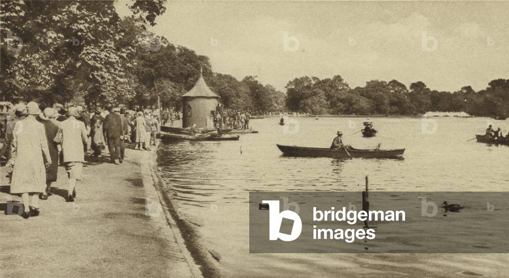 Saturday afternoon by the Serpentine in Hyde Park (b/w photo)